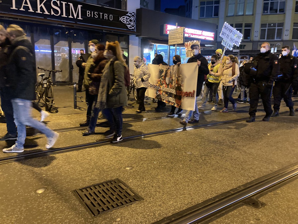 FreieNDSWatch's tweet photo. Unter den Teilnehmern auch stadtbekannte Rechtsextremisten aus der Partei „die Rechte“ #bs2103 https://t.co/oq8feStOk4