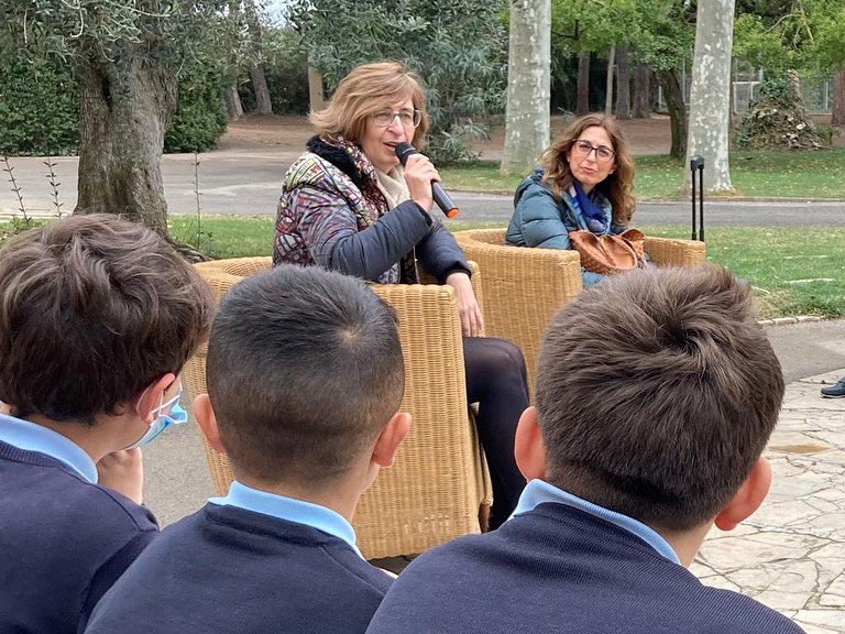 Trobada amb la Purificación Menaya, autora de nombrosos llibres de literatura infantil.
L’escriptora ens va animar a estimar els llibres i a ser valents, optimistes i decidits com els protagonistes del seu llibre.
#estilCampJoliu #lectura #valors