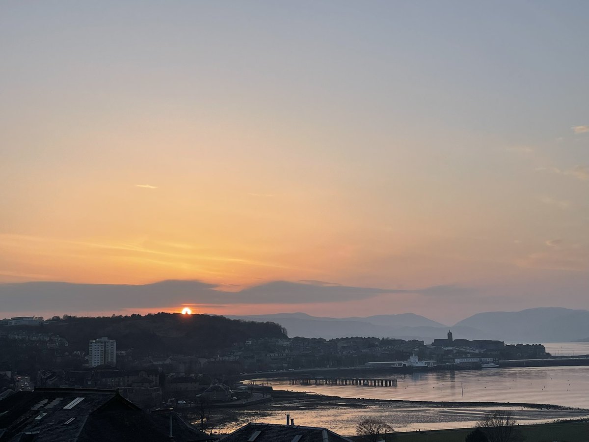 Gillnees's tweet photo. Sunset over Cardwell Bay Gourock @discinverclyde #windowonScotland https://t.co/DLmxwebAqI