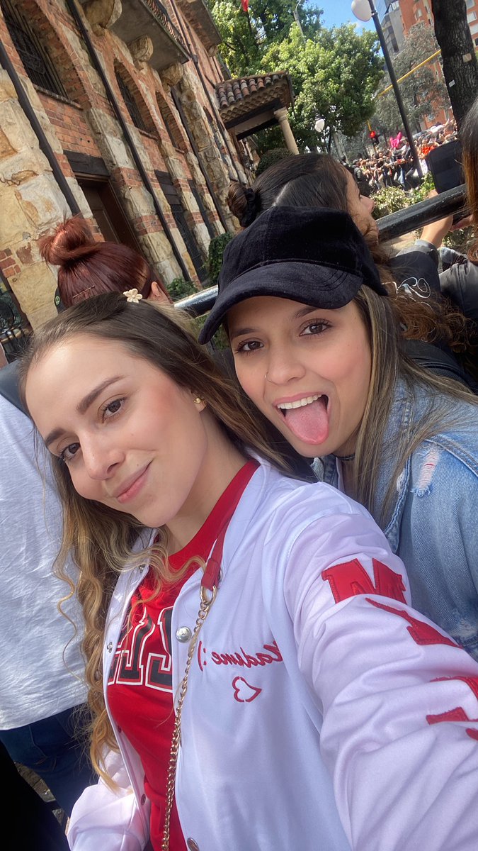 Daniela9612's tweet photo. @MileyCyrus We are waiting for youuu!! ♥️🐻👅 https://t.co/4habEICMqa