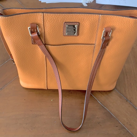 SeppieSaph's tweet photo. So good I had to share! Check out all the items I'm loving on @Poshmarkapp #poshmark #fashion #style #shopmycloset #handcrafted #brooksbrothers #dooneybourke: https://t.co/YL4Sry0D8I https://t.co/olm9cUnoY0