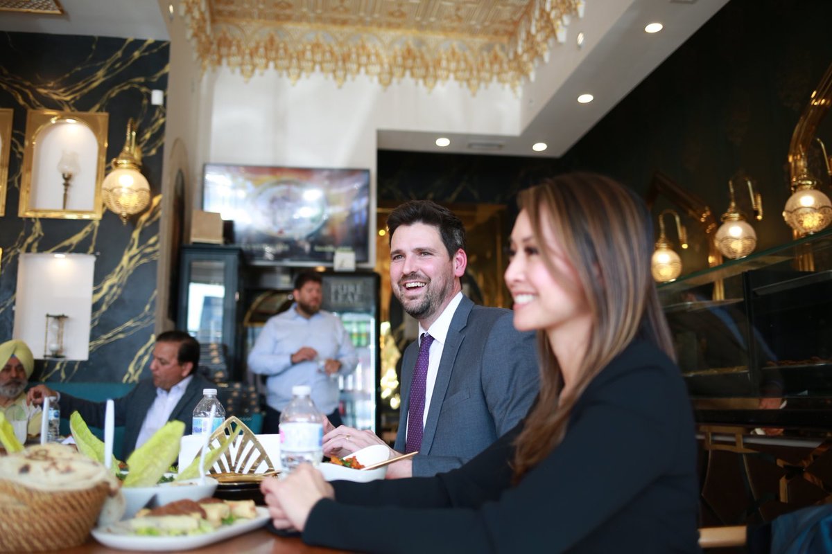 SeanFraserMP's tweet photo. Yesterday in the GTA I stopped by Nafisa, a beautiful Middle Eastern restaurant that provided meaningful employment to a number of Syrian refugees.
 
Thanks to @RechieValdez for showing me around! https://t.co/8dkjNJMAJ6