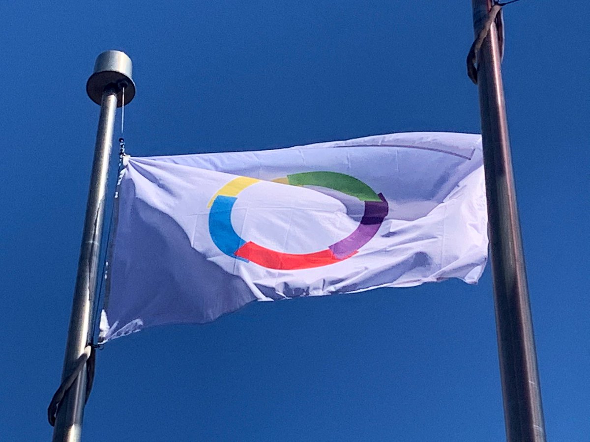 francetoronto's tweet photo. Les couleurs de la francophonie hissées pour la toute première fois ajd à Toronto lors d’une cérémonie au @CSViamonde @cscmonavenir autour du consul général @tudoralexis1 et de tous les acteurs de la francophonie !
Un beau coup d’envoi de la semaine de la #Francophonie à Toronto. https://t.co/RZAQSxanZC