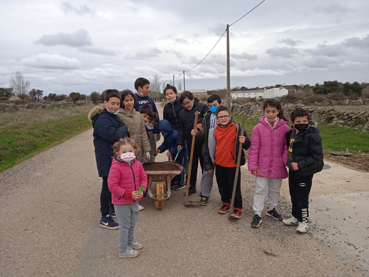 CraSayago's tweet photo. Un añito más, los alumnos de Muga de Sayago han participado en la celebración del Día del Árbol... Con unos  arbolitos más en nuestro patio.... ¡Buen trabajo chicos!#EducacionAmbiental @educacyl @cfiezamora #sayago #Arribes @pablolabajos_ma https://t.co/bGSCQliFQg