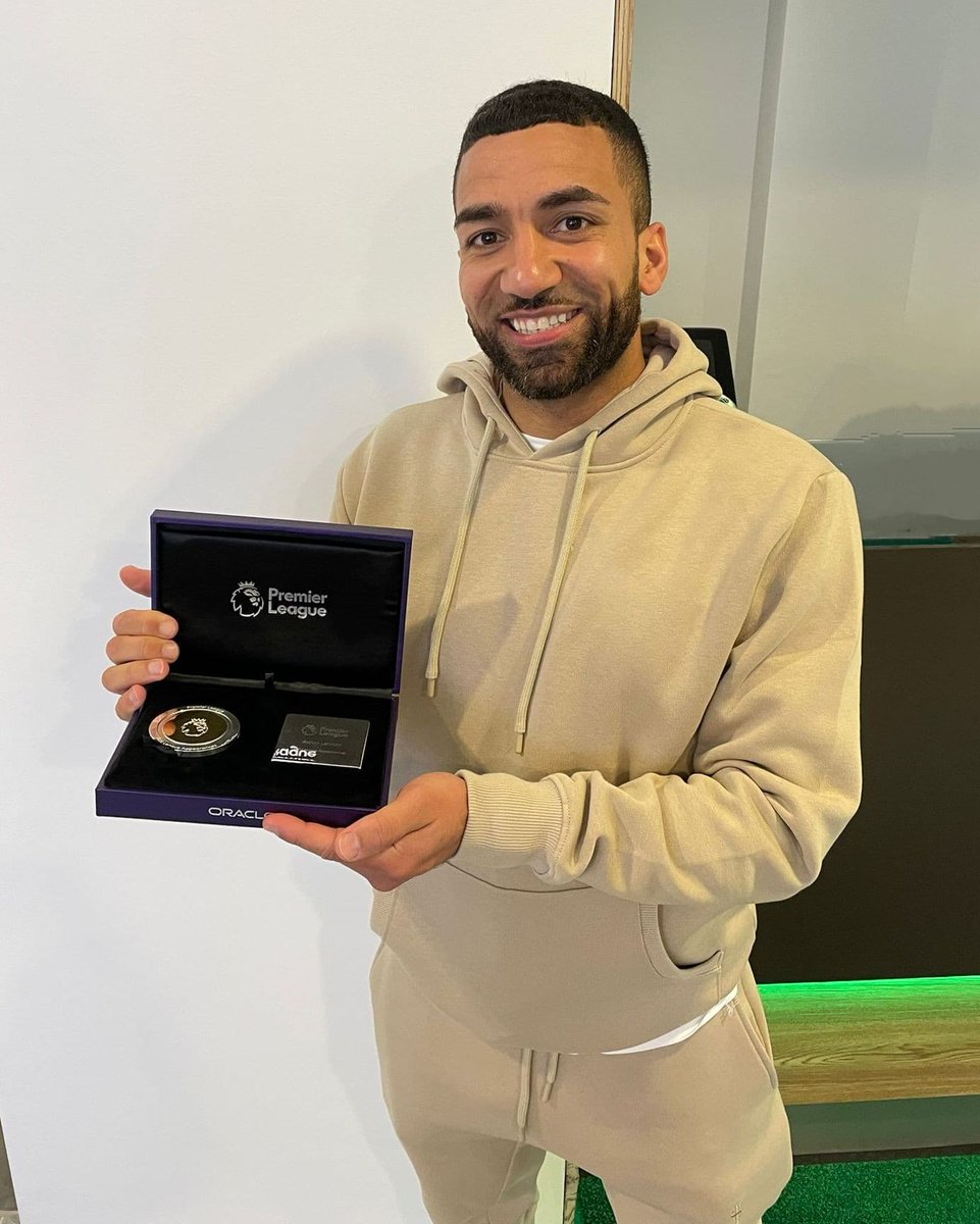 BurnleyOfficial's tweet photo. 4️⃣0️⃣0️⃣🌟

@AaronLennon12 has received recognition from the @premierleague for reaching an incredible 400 appearances!

#UTC https://t.co/2zY2yBQHwW