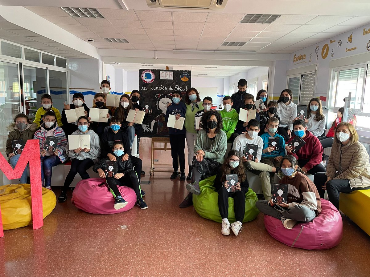 iesoMRM's tweet photo. Encuentro del alumnado de 1° ESO con la autora Marisol Ortiz de Zárate en torno a su libro "La canción de Shao Li". Programa de Fomento de la Lectura. @c_rebex, @CPR_Zafra, #Encuentrosautor_Ex https://t.co/64zxOvrZW7