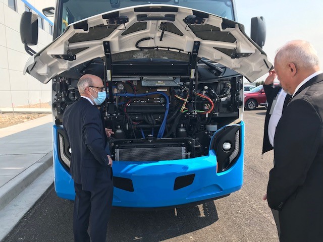 Today, Canada’s @LionElectricCo hosted a tour of their new electric vehicle production facility in Joliet, Illinois ⚡️🚍. The Roadmap for Renewed 🇺🇸-🇨🇦 Partnership commits to building world-leading battery supply chains &amp; taking action to achieve a zero-emissions vehicle future.