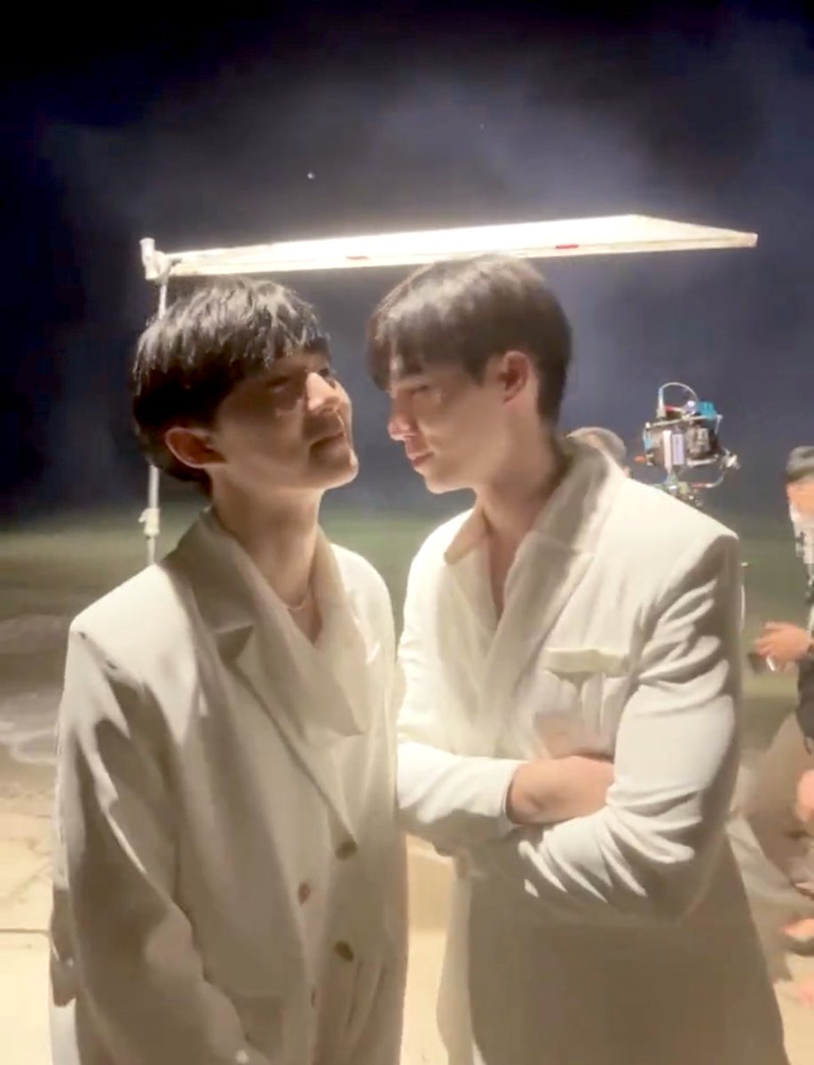 MamiewithLitBoy's tweet photo. *ไม้เรียวในมือสั่น 🤧🤧🤧 นุตับบบบบยย เล่นนีวนิสนึง นิ๊สสสสสนึงนะคับลูก 😂😂😂 #ZeeNeNew #1MHowYouFeel https://t.co/DslW3tSJY9