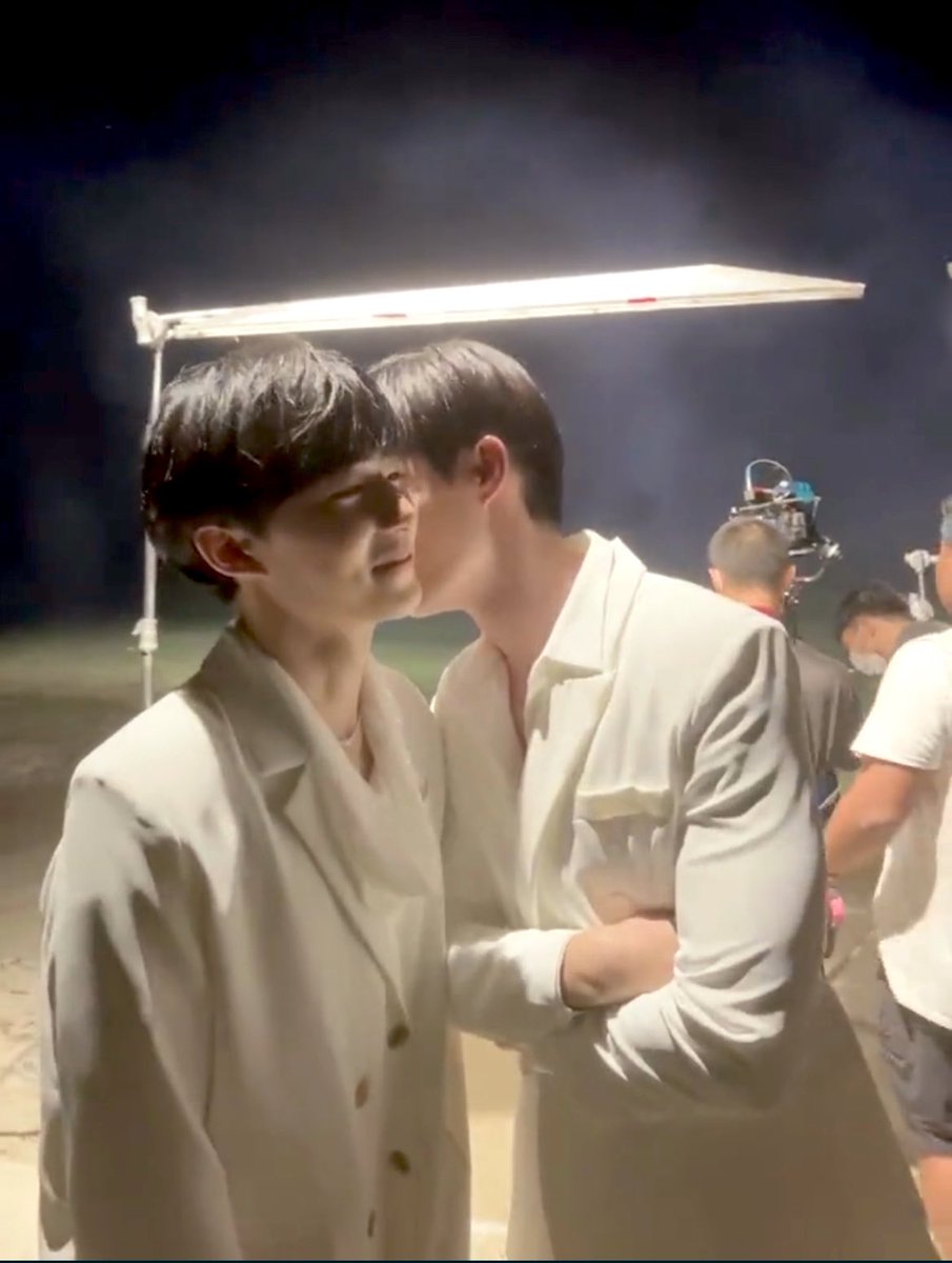 MamiewithLitBoy's tweet photo. *ไม้เรียวในมือสั่น 🤧🤧🤧 นุตับบบบบยย เล่นนีวนิสนึง นิ๊สสสสสนึงนะคับลูก 😂😂😂 #ZeeNeNew #1MHowYouFeel https://t.co/DslW3tSJY9