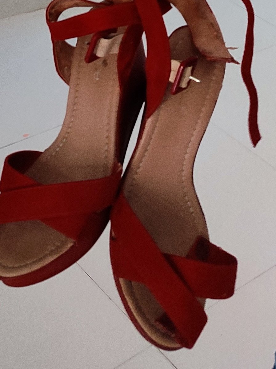 elimacuxi's tweet photo. Convidada pra falar de poesia pros alunos do Sesi: Muito tempo sem sair, saudade demais de ver gente, claro que botei minha melhor roupa, perfume, sapato do poder (de salto, vermelho e há muito sem uso) e fui.
Na hora de subir ao palco a sandália literalmente desmanchou: https://t.co/V5TqNQaUDw