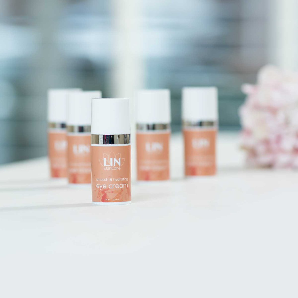 LINskincare's tweet photo. De huid rond je ogen is dunner en meer kwetsbaar dan de rest van je gezicht. De huid is hierdoor extra gevoelig voor de vorming van fijne lijntjes en rimpels. Verzorgen met een speciale oogcrème helpt om de huid rondom je ogen goed te verzorgen.

https://t.co/Ebu0gwzpdw https://t.co/FU8WpIFNwI