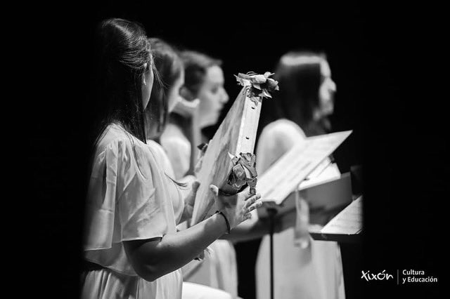 Que la música, en todas sus formas, siga siendo el motor que nos une 🤗. Gracias a todos los que abrís vuestros oídos, ayudándonos así a mantener actual lo “antiguo”🥰. 
Gracias a Pablo Roces Alabalá por estas preciosas fotos realizadas tras nuestro paso por @musica_antigua_gijon