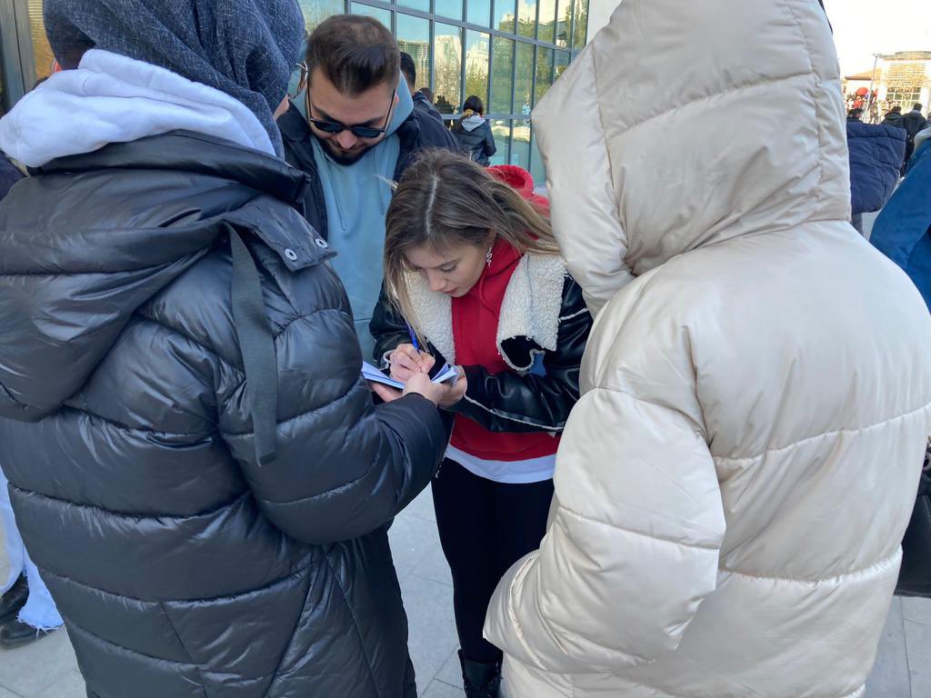 usakuniplatform's tweet photo. Bugün okul yemekhanesi önünde bildirimizle beraber imza föylerimizi doldurduk. Arkadaşlarımızı yarın saat 15.30 da birlikte mücadele etmeye çağırıyoruz! #müşterideğilöğrenciyiz #uşakucuzyemekistiyor https://t.co/fYtUhFpLth