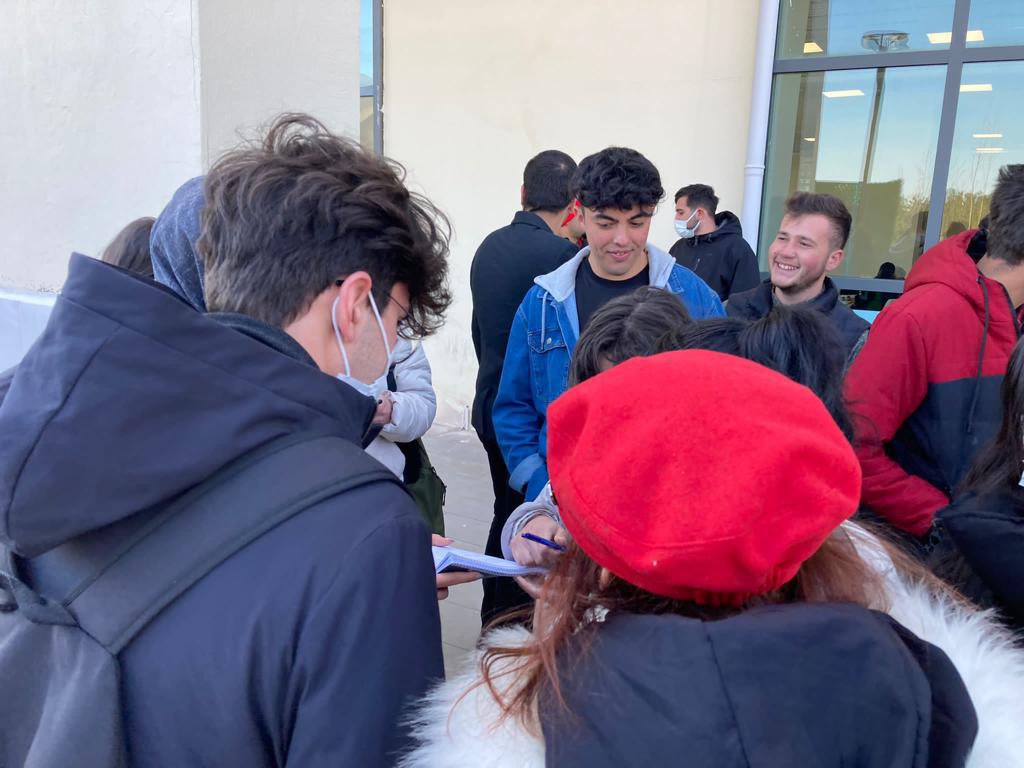 usakuniplatform's tweet photo. Bugün okul yemekhanesi önünde bildirimizle beraber imza föylerimizi doldurduk. Arkadaşlarımızı yarın saat 15.30 da birlikte mücadele etmeye çağırıyoruz! #müşterideğilöğrenciyiz #uşakucuzyemekistiyor https://t.co/fYtUhFpLth