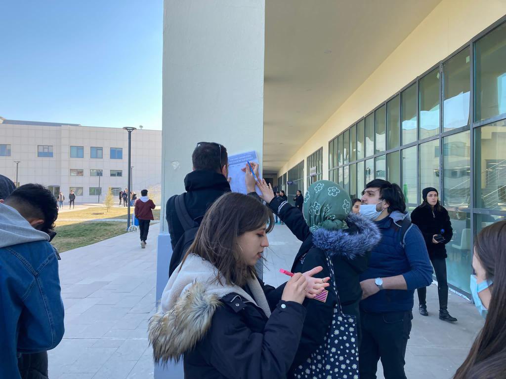 usakuniplatform's tweet photo. Bugün okul yemekhanesi önünde bildirimizle beraber imza föylerimizi doldurduk. Arkadaşlarımızı yarın saat 15.30 da birlikte mücadele etmeye çağırıyoruz! #müşterideğilöğrenciyiz #uşakucuzyemekistiyor https://t.co/fYtUhFpLth