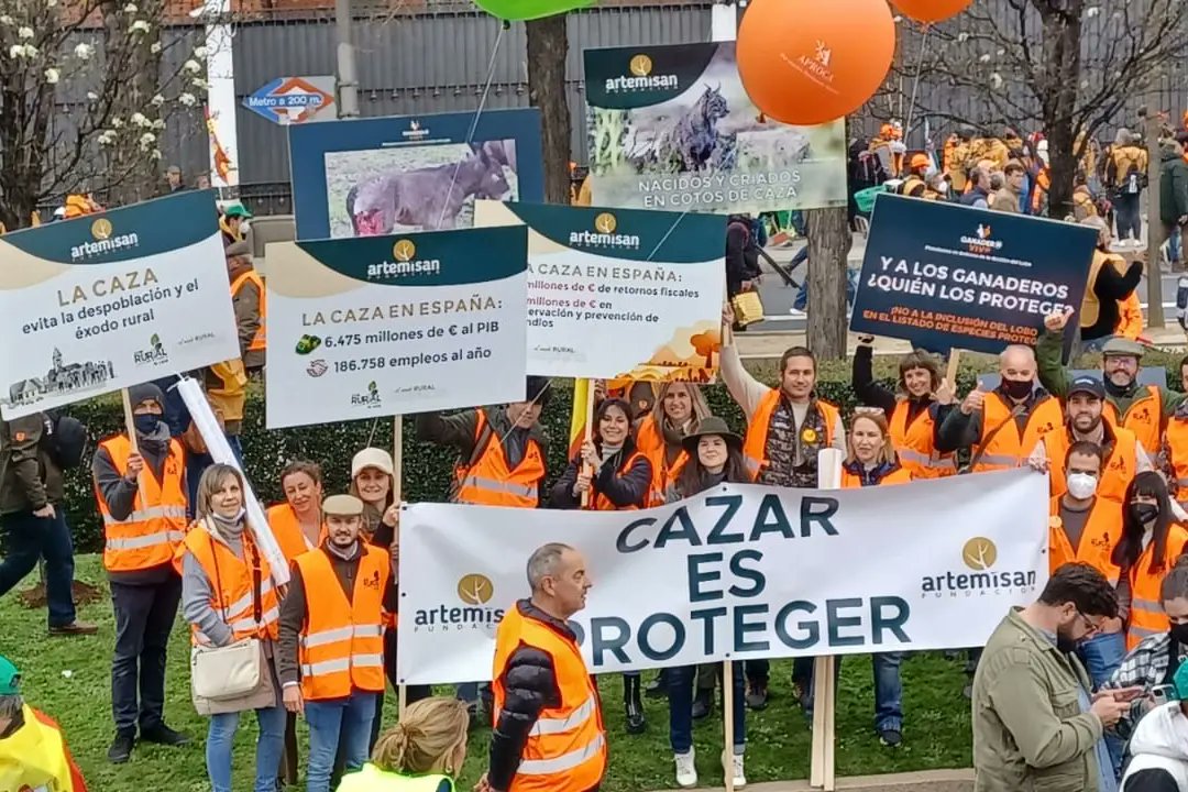 gonZaloVarasR's tweet photo. ORGULLOSO de ser uno de los que participamos en el 20M-Rural, de portar la pancarta con el lince, de trabajar para la Fundación Artemisan, de los que apoyaron la iniciativa y de todos y cada uno de los que formaron parte de esa marea NARANJA #NaranjaEsCaza #20MRural https://t.co/KmsrPL5H06