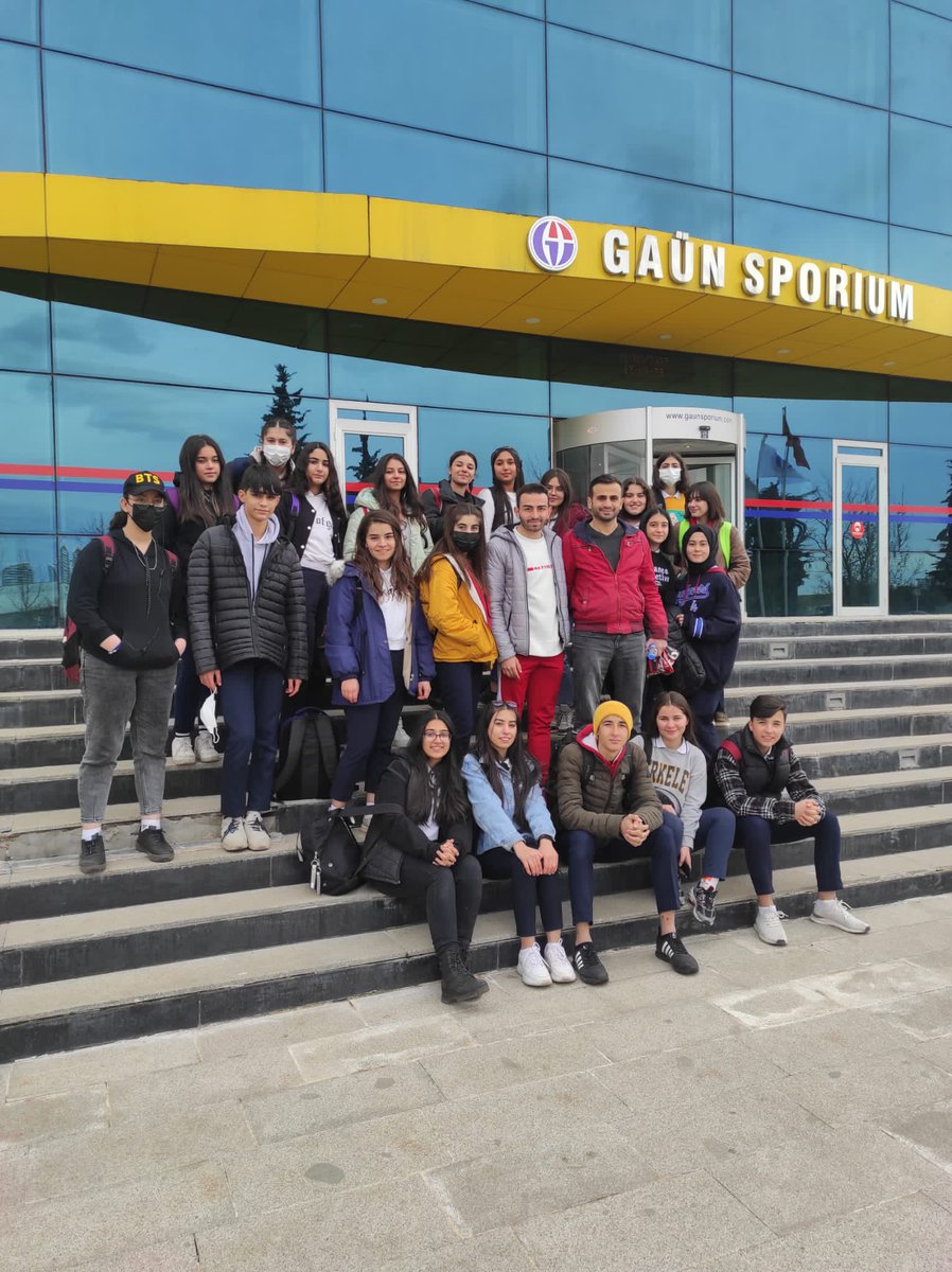 h_konukoglu's tweet photo. "Genç Gaziantep Uygulaması" lansmanı ve Safa SARI'nın eğlenceli sunumu için öğrencilerimiz ile GAÜN Mavera Kongre ve Sanat Merkezi'ndeydik 💪 GAÜN'e kadar giden öğrencilerimiz orayı da gezerek bolca eğlendi🤩
#hskalbaşarır
@yasintepe  @yagcimehmet27 @Rgndodu1 @SehitkamilMEM https://t.co/Kn24PZpIH1