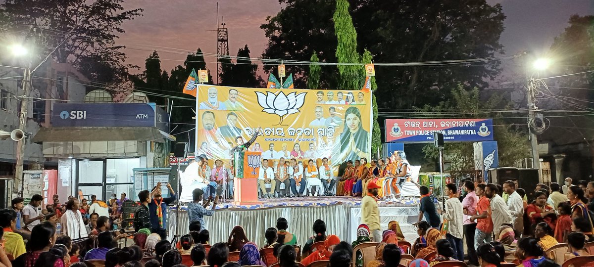 deepjyotimund's tweet photo. Public meeting For Municipality election at Gandhichowk,Bhawanipatna, Kalahandi District. Huge crowd OF BHAWANIPATNA shows their love and support for BJP and our Chairperson Candidate Binita Dash.Thank you 🙏 

#UrbanLocalBodyElection 

@Tejasvi_Surya @dpradhanbjp @BJYMinOD @BJYM https://t.co/q96IPhEo25