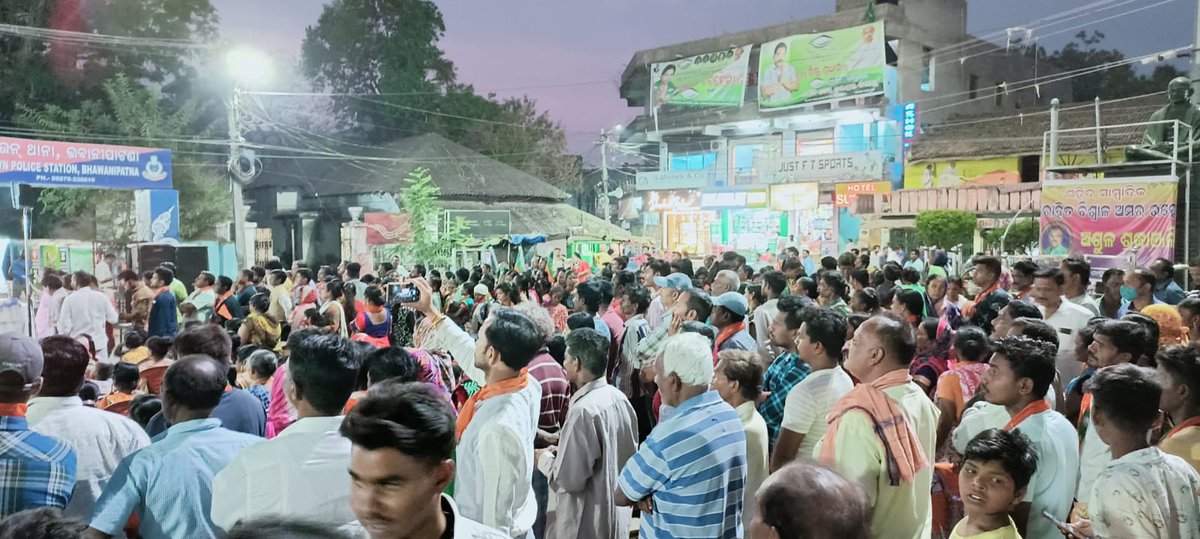 deepjyotimund's tweet photo. Public meeting For Municipality election at Gandhichowk,Bhawanipatna, Kalahandi District. Huge crowd OF BHAWANIPATNA shows their love and support for BJP and our Chairperson Candidate Binita Dash.Thank you 🙏 

#UrbanLocalBodyElection 

@Tejasvi_Surya @dpradhanbjp @BJYMinOD @BJYM https://t.co/q96IPhEo25