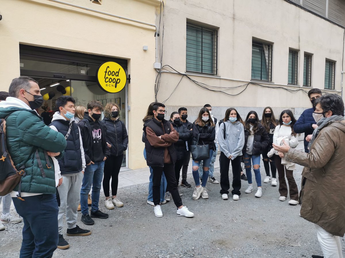 L'alumnat del cicle d'Activitats comercials van visitar <a href="/foodcoopbcn/">Foodcoop BCN</a>: el primer supermercat cooperatiu de BCN on vam aprendre el seu funcionament i la seva filosofia. Un model que, a part d'interessant i útil, convida a la reflexió. Moltes gràcies Cristina pel teu temps! #fp