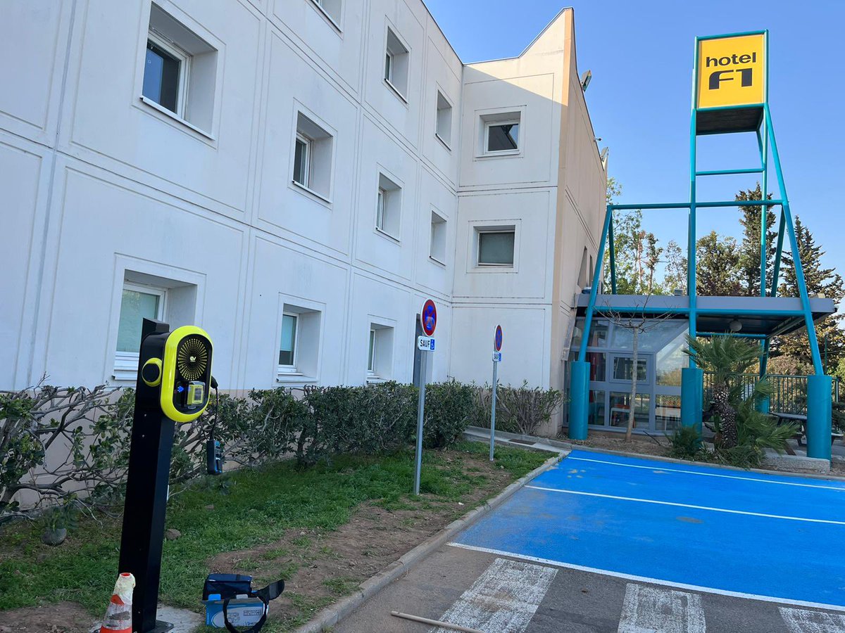 EvFrance's tweet photo. Merci à notre partenaire BORNE2CHARGE, pour cette nouvelle installation d'une borne EV METER DUO 2X11KW avec terminal de paiement Nayax Retail LTD.
Borne superviser par CAR2PLUG à l'hôtel FORMULE 1 de Roquebrune-sur-Argens, afin d'accueillir ses hôtes électrifiés.
@Car2Plug https://t.co/KfoFO7xvtE