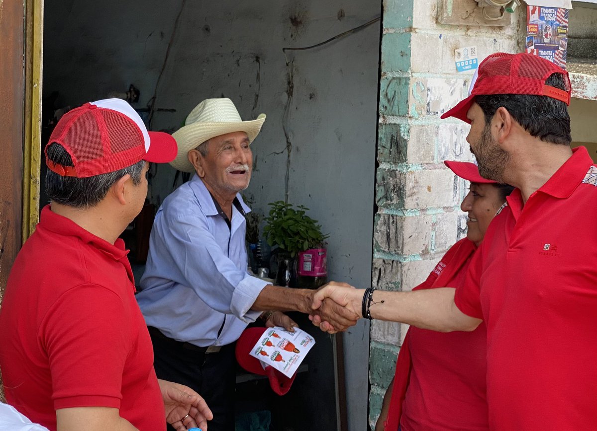 Marlon_RamirezM's tweet photo. Acompañamos a nuestra candidata a Presidenta Municipal de #JesúsCarranza, Lupita De Los Santos, a compartir sus propuestas con la ciudadanía.

Votar por el #PRI este 27 de #Marzo, será votar por que una mujer honesta y trabajadora encabece la próxima administración municipal. https://t.co/JdYqMxWu3X