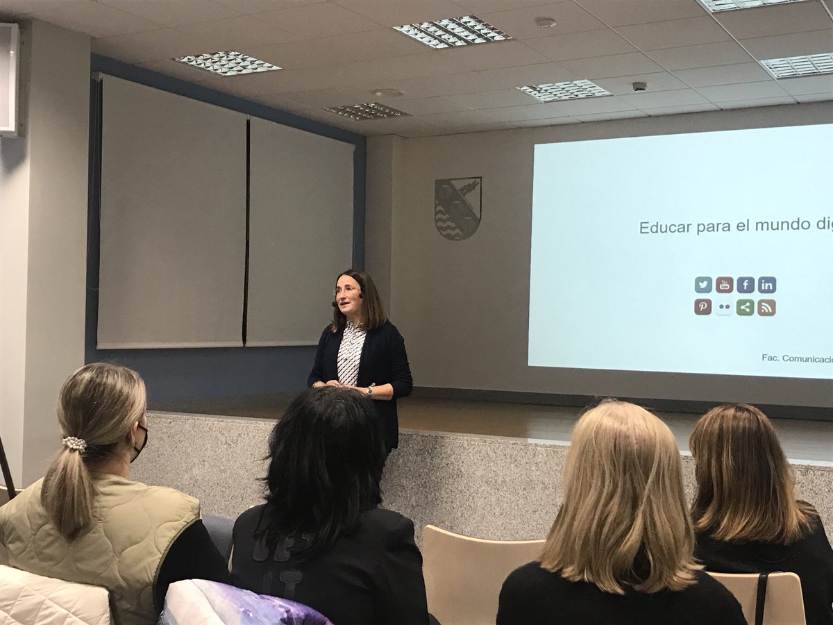 gbailly's tweet photo. Escuchando a ⁦@csadaba⁩ para seguir aprendiendo cómo educar para un mundo digital. Sesión de formación interesantísima para todas las familias de ⁦@Lasfuentes_coas⁩ ⁦@ColegioAlcaste⁩. https://t.co/cNBlgCXmCw