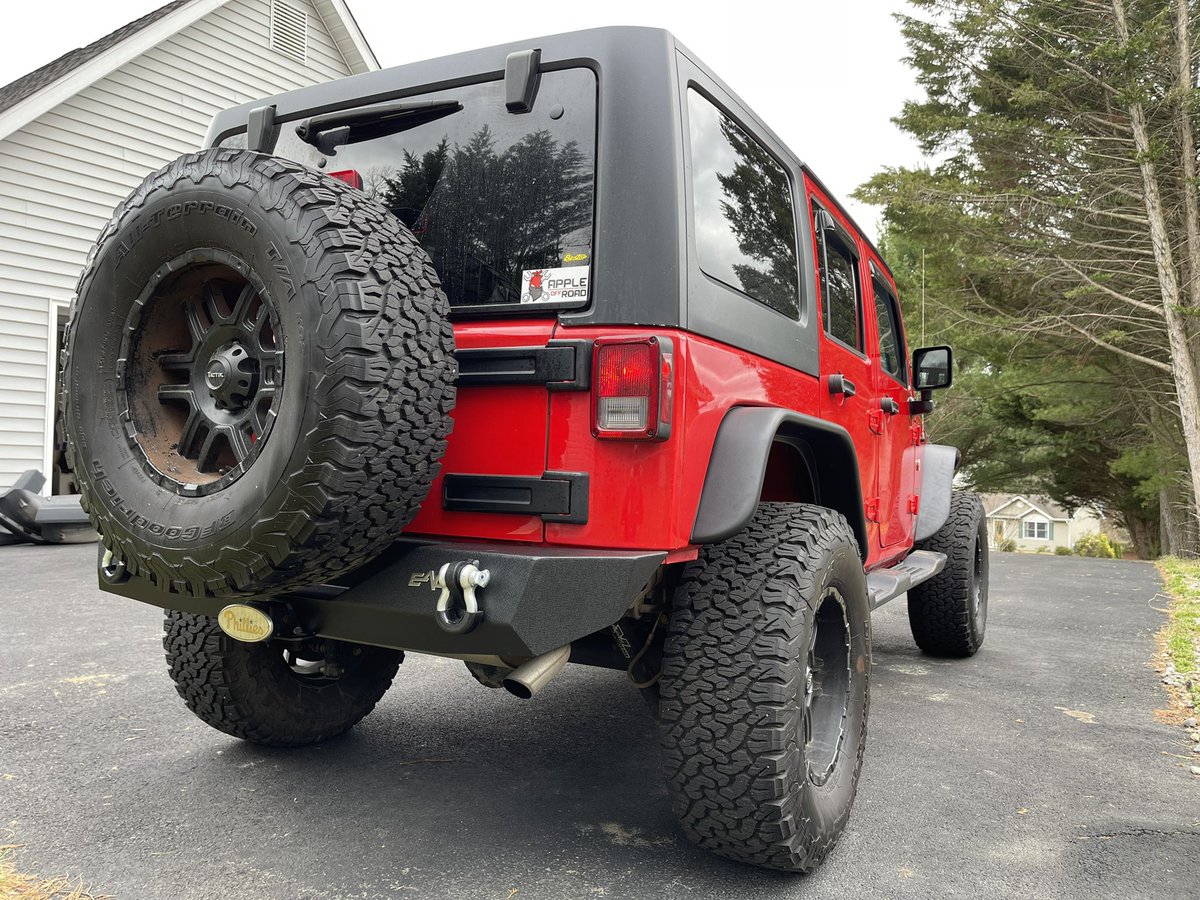 bankerdw's tweet photo. New rear bumper and fender flares installed! #jeeplife @JohnsJeepGarage @TrailJeeps @Jeep #eag #lookskindabeasty https://t.co/kWB245RnBC