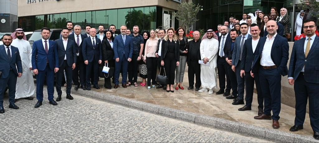 Bursa’mızın turizm ve ticari potansiyelini geliştirmenin yanında şehrimizi tanıtmak adına Kuveyt’teyiz. Burada yaklaşık 800 iş insanıyla bir araya gelerek Bursa’mızı anlattık, turizm potansiyeli ve yatırım fırsatlarımızı anlattık. Spor kulüplerini kamp için Bursa’mıza davet ettik
