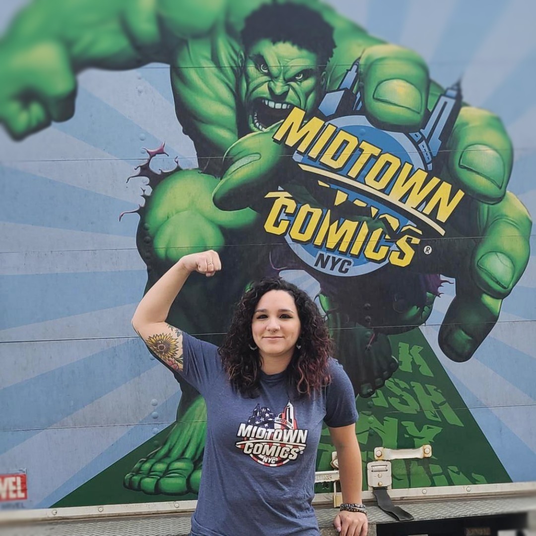 MidtownComics's tweet photo. ๐#MidtownMerchMonday returns with our customer service rep Cassie showing off her ๐ช#Hulk strength!
๐Snag this ๐ฝ#NYstrong #MidtownComicsExclusive #TShirt - the Midtown Comics Shield Logo Juniors Navy T-Shirt today: https://t.co/O2O1c6NoXY
#NYC #MidtownApparel #NerdyTees https://t.co/G2RdIHtNIY