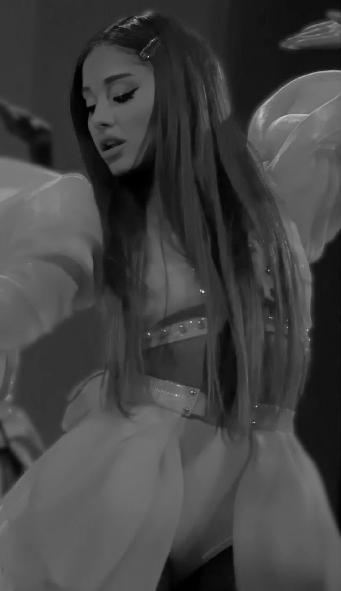 giawluna's tweet photo. ariana grande hair down appreciation tweet https://t.co/lHyb3mZSXA