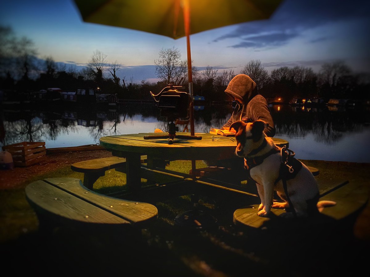 HannahTheNB's tweet photo. Determined to sit out as the #sun goes down at the #marina. #dusk #thegreatoutdoors #boatsthattweet #coldbuthappy https://t.co/N3l3x1B618