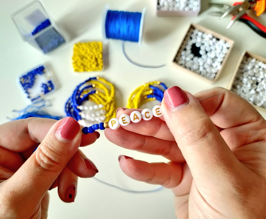 Seguimos con nuestra campaña #pulserasxUcrania 

Podéis conseguirlas aquí 
diecisietecosas.com/pulserasxucran…
#pulserassolidarias