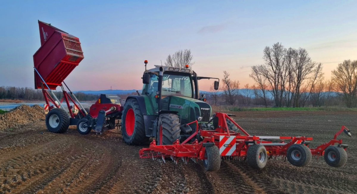 profiMagazin's tweet photo. Steine sammeln mit einem #Fendt 716 + #Kongskilde SB 4000 Steinesammler und 4,5m #Rosseto Kultivator https://t.co/g5LBd4xre7