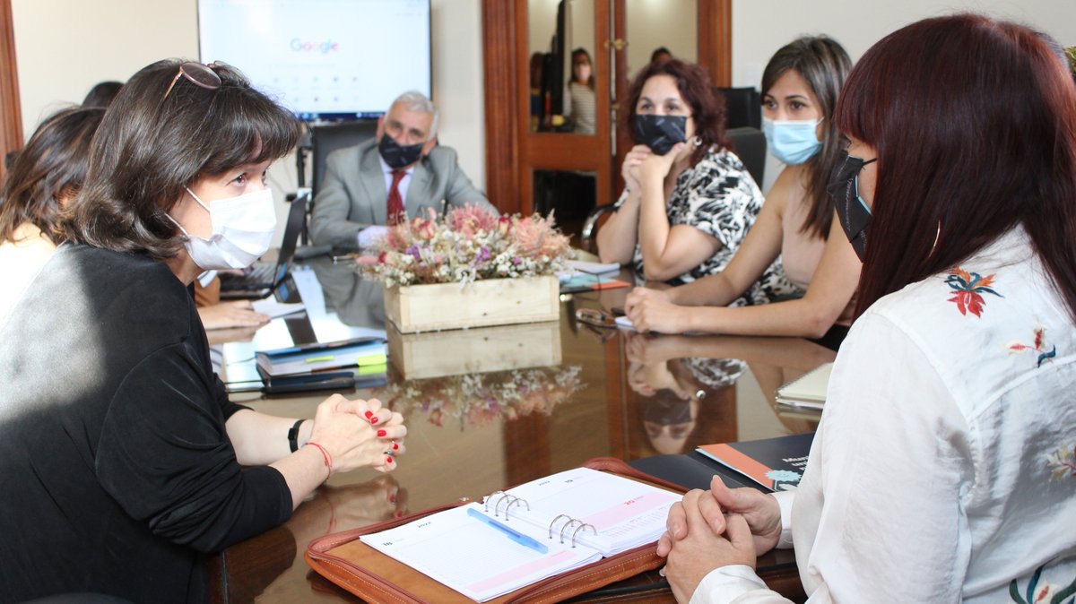 🤝Mantuvimos una reunión de trabajo con una comitiva de <a href="/UNICEFargentina/">UNICEF ARGENTINA</a> encabezada por <a href="/isazaolga/">Olga Isaza</a> . El <a href="/GobSantaFe/">Gobierno de Santa Fe</a> viene desarrollando una agenda en conjunto con el organismo, con el objetivo de avanzar en el acceso a derechos de niños, niñas y adolescentes.