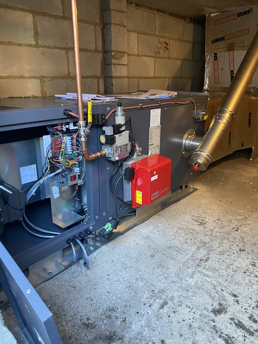 EC_Heating's tweet photo. @powrmatic new CPX heater lifted onto roof in sections and rebuilt in plant room   In Woolwich Church pt2 https://t.co/FWPZI98lGN