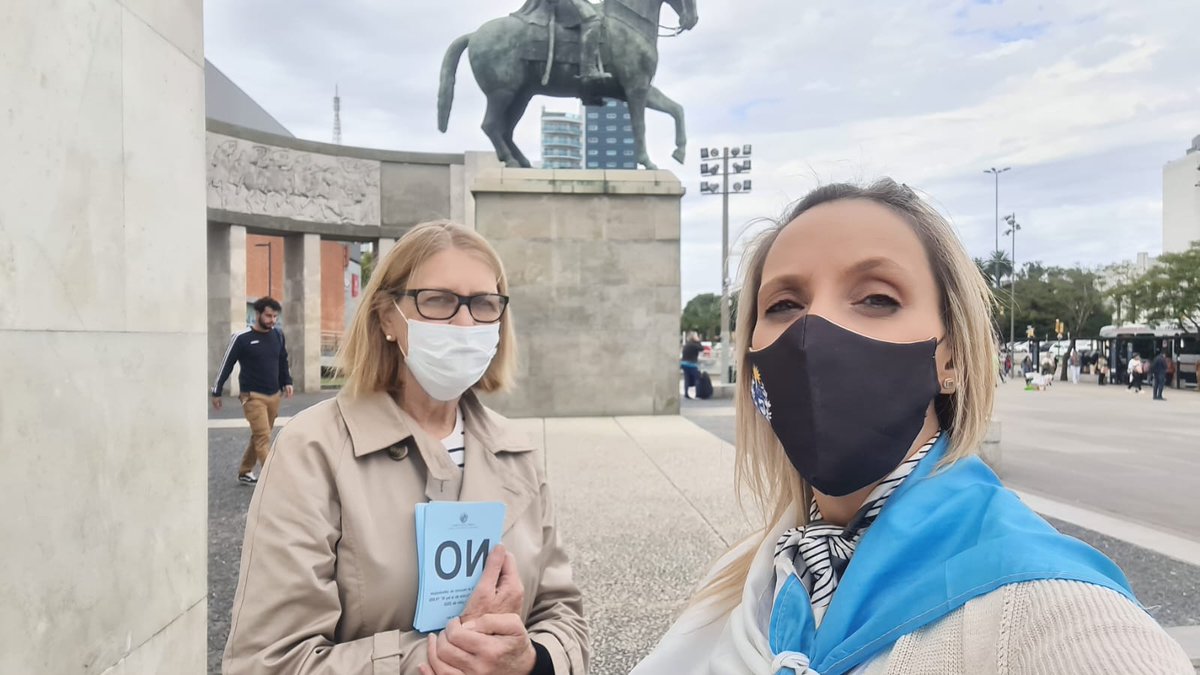 SF_lore83's tweet photo. Estamos en Tres Cruces, conversando con los vecinos sobre la importancia  de mantener firme la LUC. ¡Divisa Blanca militancia y compromiso!

@ESPACIOCUARENTA
@PNACIONAL
 #VotaNOderogar https://t.co/aOCZ2ZAl8p