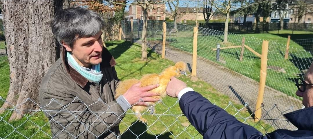 LeseulG's tweet photo. En compagnie de Josiane Lelièvre Maire de #Roumare, visite de l'entreprise Coté Volailles qui propose l’installation de mini-fermes quasi-autonomes au sein d’espaces collectifs (établissements de santé, EHPAD, écoles, des parcs, des entreprises… )
Écologique & pédagogique🐔🌱 https://t.co/JVdr2npzXS