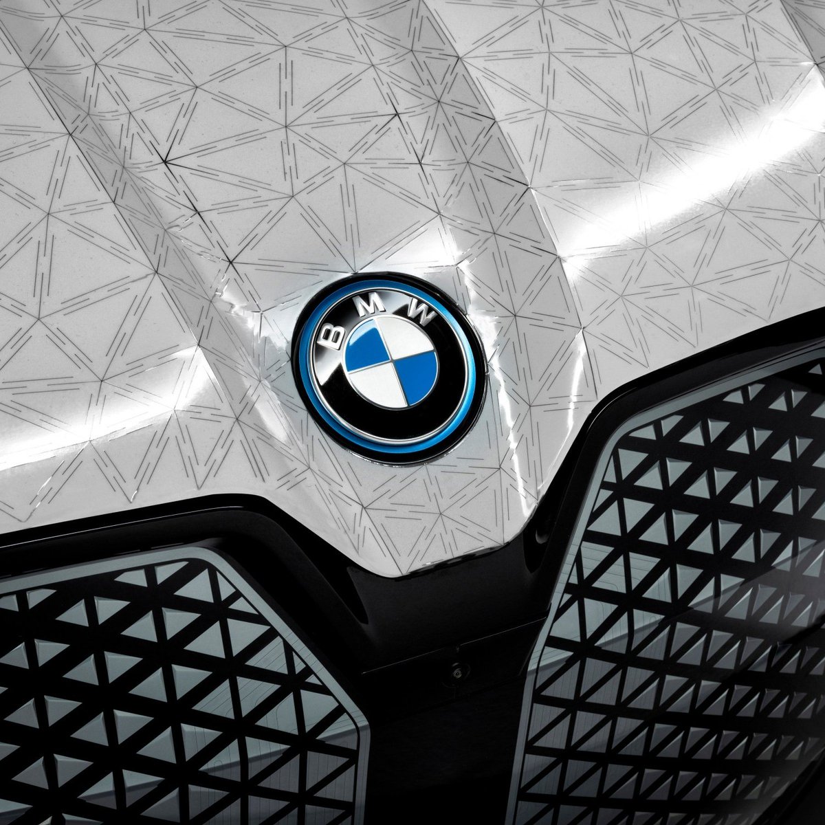 BMWGroupLatam's tweet image. El cambio de color exterior mágico del #BMWiXFlow con #Eink, una nueva forma de personalización exterior que permite variar el tono del vehículo de acuerdo al estado de ánimo del conductor.

#BMWGroup #DíaDelColor