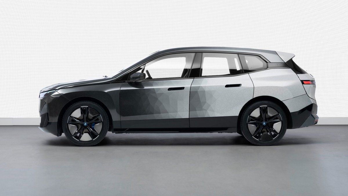 BMWGroupLatam's tweet image. El cambio de color exterior mágico del #BMWiXFlow con #Eink, una nueva forma de personalización exterior que permite variar el tono del vehículo de acuerdo al estado de ánimo del conductor.

#BMWGroup #DíaDelColor