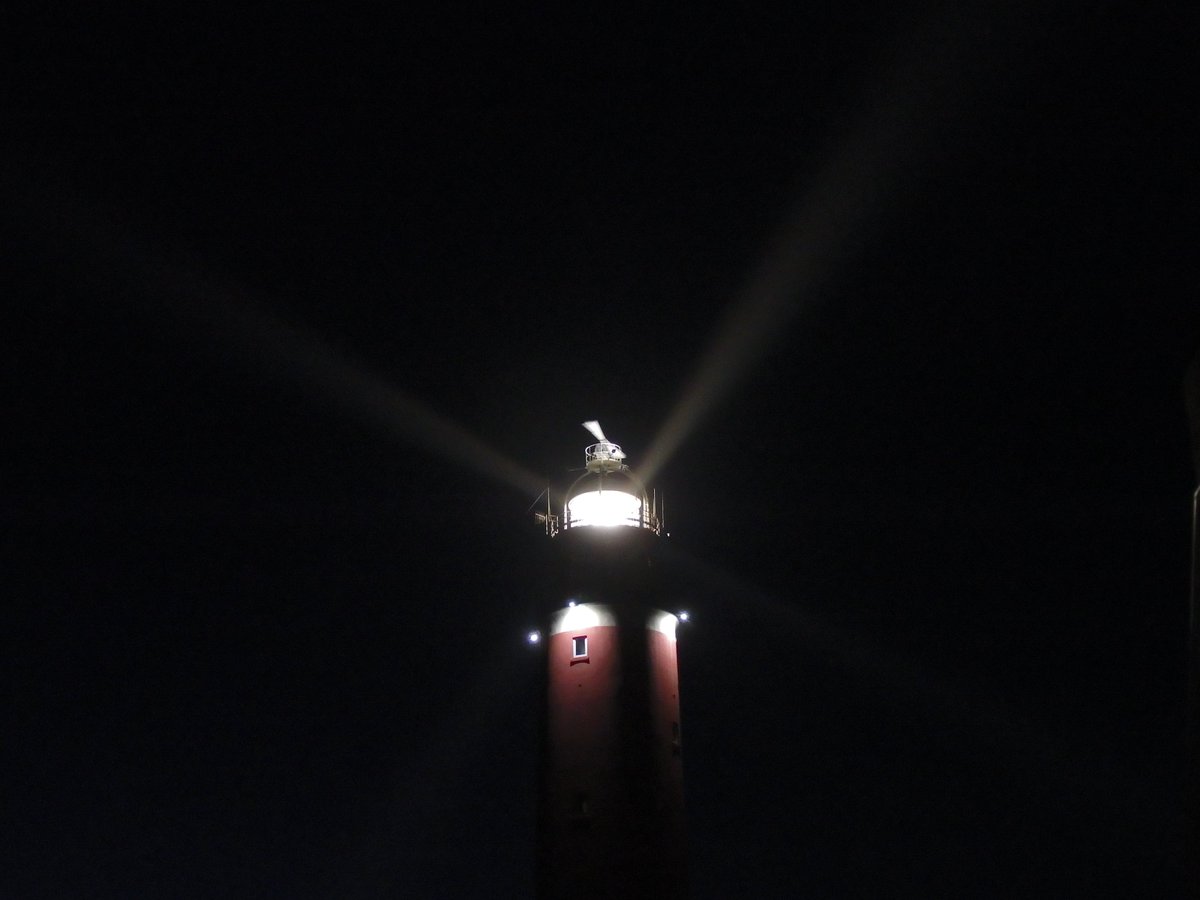 Lieve #mensen. We zijn klaar voor de zestiende editie van de <a href="/ZestigvanTexel/">DeZestigvanTexel</a> Het #vuurtorenlicht is alvast ontstoken voor de #lopers van de 120 #kilometer als een #baken in de donkere #nacht. We hebben <a href="/KnippenbergMemo/">KnippenbergMemorial</a> gerust gesteld. Het wordt een fantastisch #loopfeest! #Texel