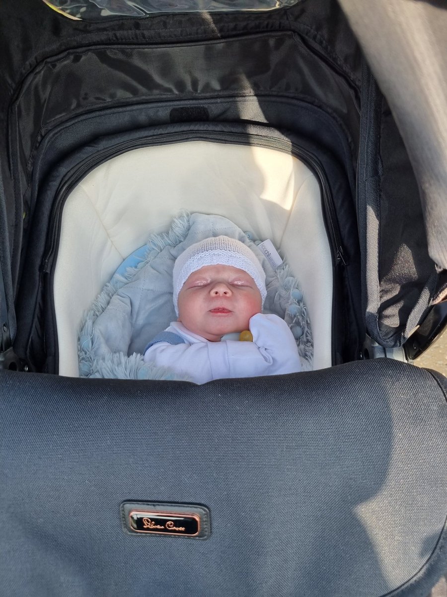 __Emsie's tweet photo. Need to stop being so hard on myself and remember i gave birth 4 weeks ago. Think am superwoman and should be back to pre pregnancy🤣 how could i hate ma body so much now when it grew this wee miricle 🥰🥰💙💙 https://t.co/H0tnx9kepw