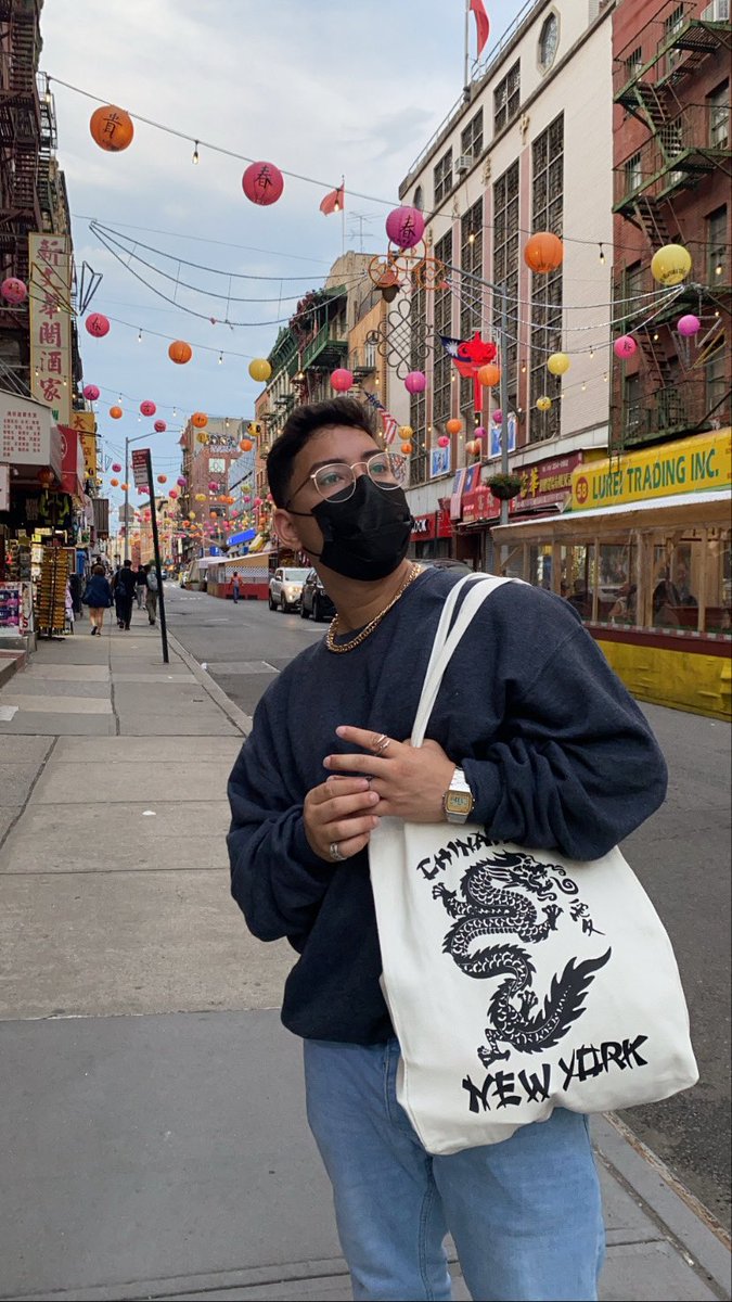 srslychriss's tweet photo. mirando el prox tote bag que me iba a comprar https://t.co/CNyvXXeHcd