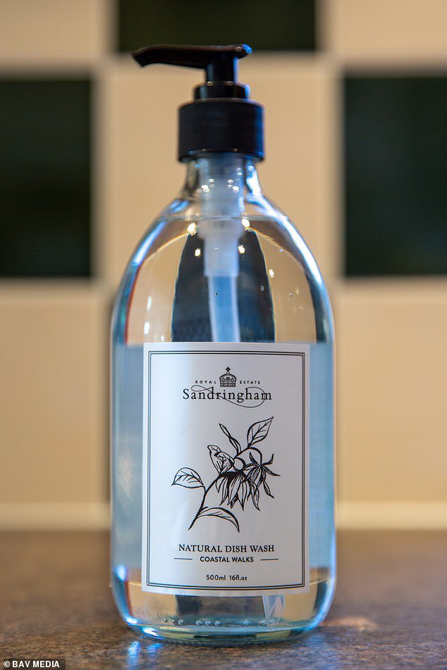 TheNorskaPaul's tweet image. How bad can things get 🤦‍♂️
HM #TheQueen launches her own brand of washing up liquid - but it will cost you £14.99 for 500ml bottle.
The Natural Dish Wash is scented with 'coastal walks' with botanical ingredients &amp;amp; available in the #SandringhamEstate shop, #Norfolk