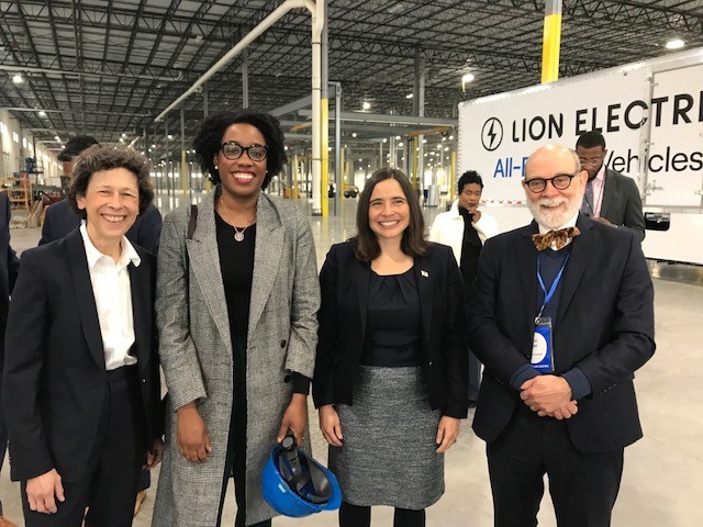 Le consul général par intérim <a href="/usherdbruce/">David Usher</a> a visité l'installation et en a discuté avec <a href="/RepCasten/">Rep. Sean Casten</a>, <a href="/RepBillFoster/">Congressman Bill Foster</a>, <a href="/RepUnderwood/">Rep. Lauren Underwood</a>, <a href="/EPA/">U.S. EPA</a> 5 Admin Debra Shore et la directrice d'IL Commerce Sylvia Garcia.