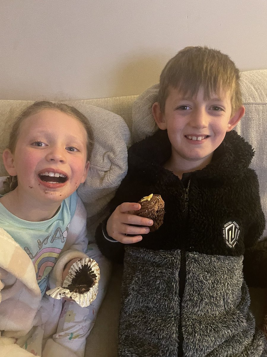 EmHDanielsx's tweet photo. Thank you to my CC for my Yummy Chocolate Cupcakes.
Unfortunately I didn’t hide them from these two in time so I suppose it’s just one cake for me tonight instead of all 4! https://t.co/LZauHbZg7A