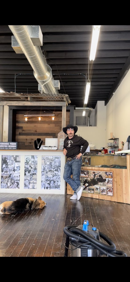 Lil sneak peek of the store front👀