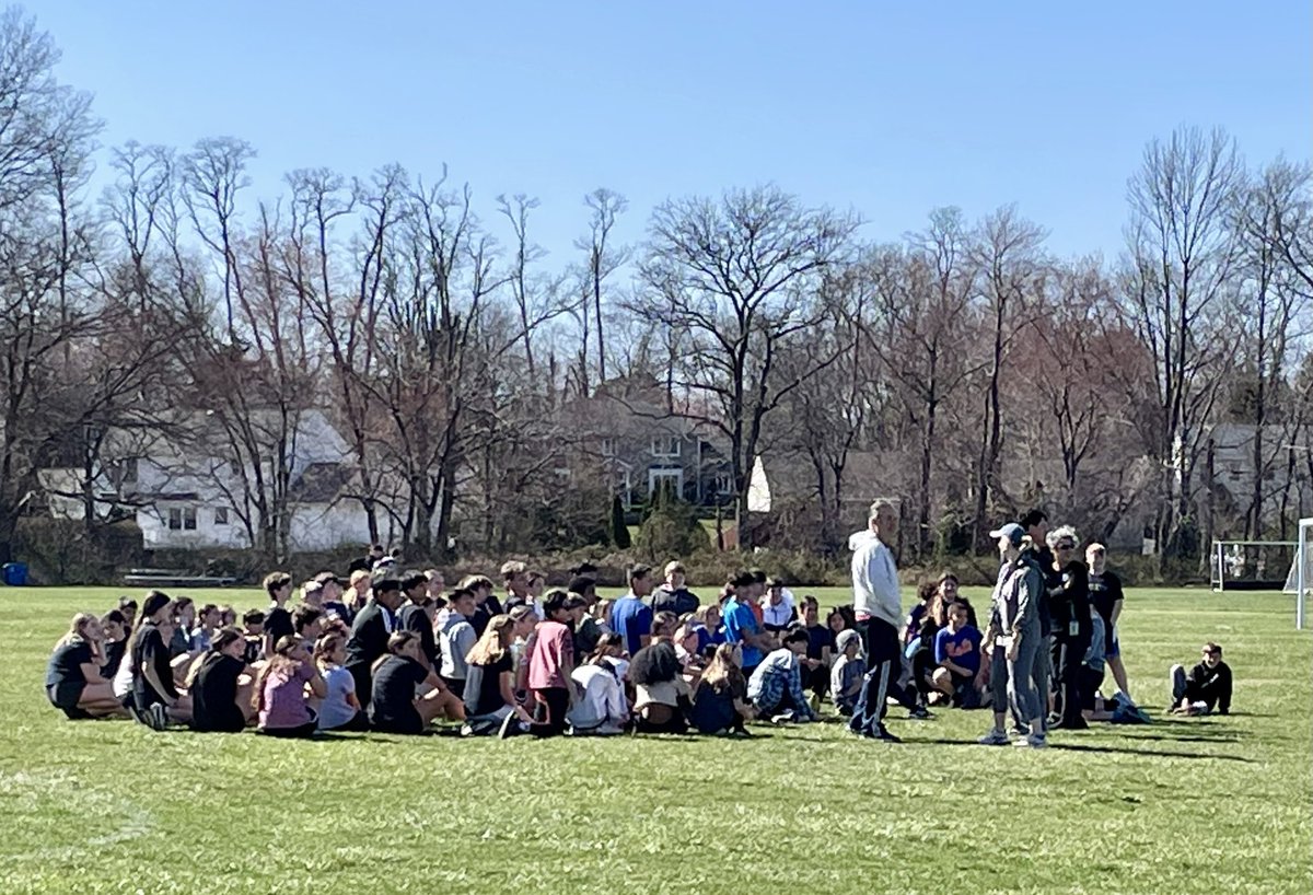 MathyKathy2014's tweet image. Ss track athletes getting coached up on this beautiful first day of Spring. #180wayslionslead #MTPSpride #SpringTrack @thorne_ms @MrsSmithTMS