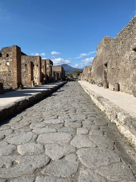 romanhistory1's tweet photo. A street in Pompeii! https://t.co/GaYGnWXtUI