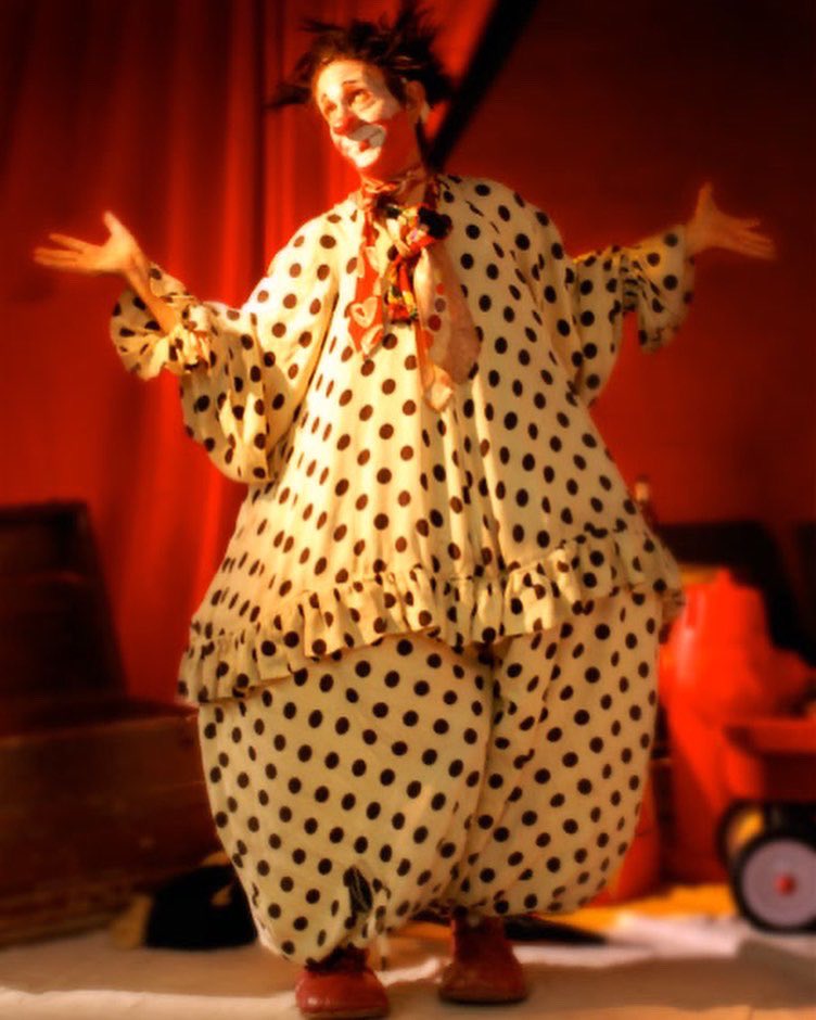 drawingclub_LA's tweet photo. Happy Monday! Today's throwback goes to May, 21st, in 2007! We have John Mackey as our epic Clown in our Clown workshop. Drawing is by Bill Robertson.#drawingworkshop #drawing #thedrawingclub https://t.co/fThuETNBrq